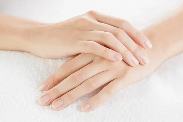 BÀN TAY CỦA TIẾP VIÊN HÀNH KHÔNG