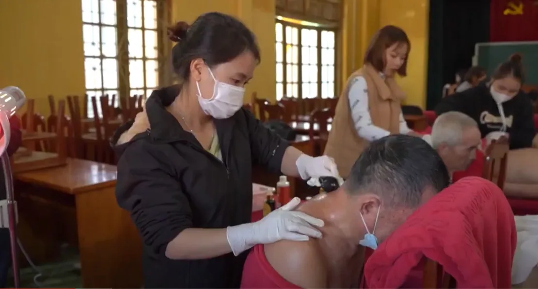 Quỹ từ thiện Lão Nhà Quê khám chữa bệnh miễn phí