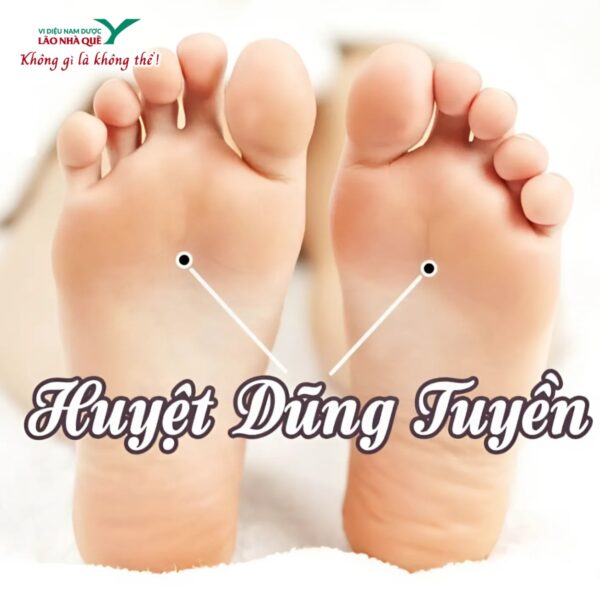Bôi xoa dầu nóng vào huyệt dũng tuyền để giữ ấm cơ thể, phòng cảm lạnh